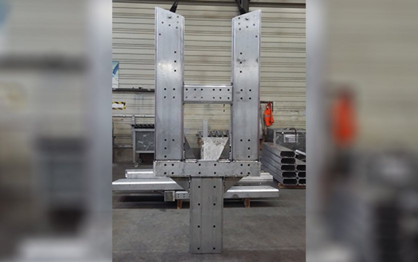 Un même poteau pour soutenir deux bâtiments