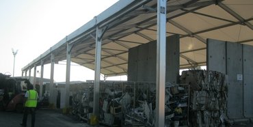 Auvent pour couvrir des matériaux à recycler