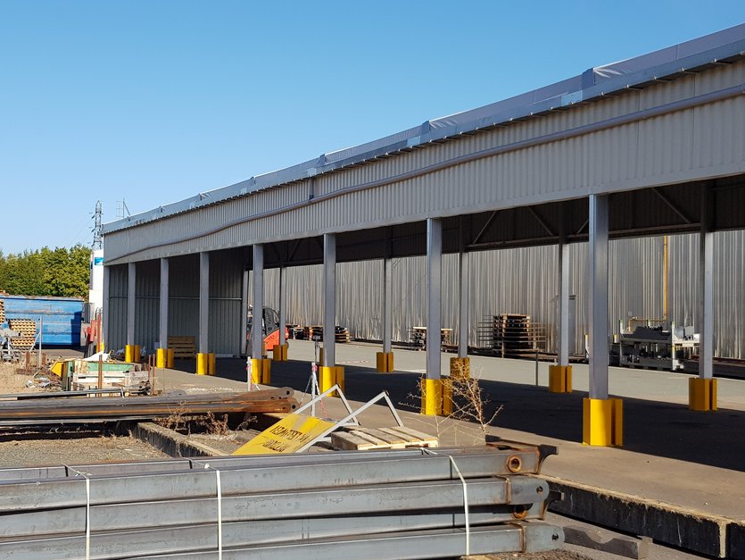 Un auvent pour abriter des pièces métalliques