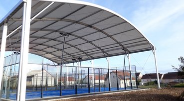Couverture padel avec façades ouvertes