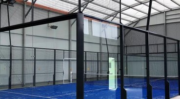 Bâtiment fermé pour la pratique du padel