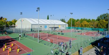 Double tennis couvert