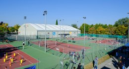 Double tennis couvert