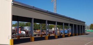 Un auvent pour abriter des pièces métalliques