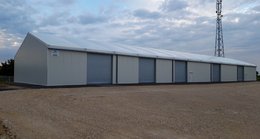 Bâtiment de stockage équipé de rideaux métalliques