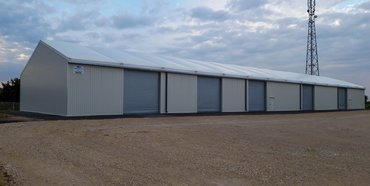 Bâtiment de stockage équipé de rideaux métalliques