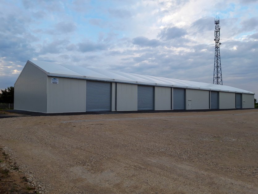 Bâtiment de stockage équipé de rideaux métalliques