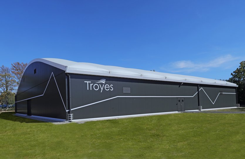 Deux terrains de tennis couverts